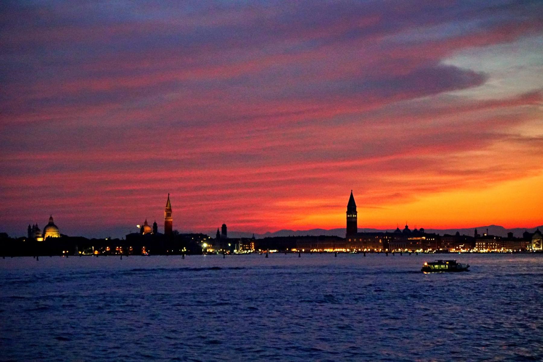 Venice-By-Night-sunset-panoramic-tour.jpeg